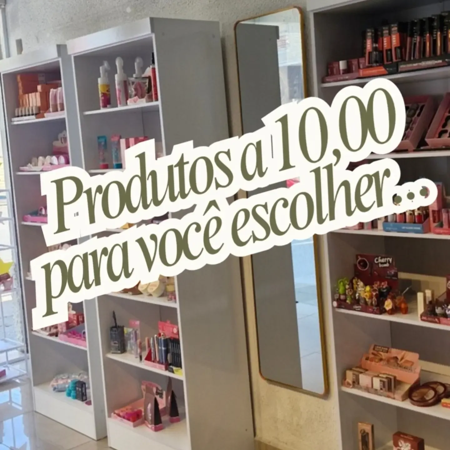Mão pegando uma maquiagem numa bandeja sobre o balcão da loja